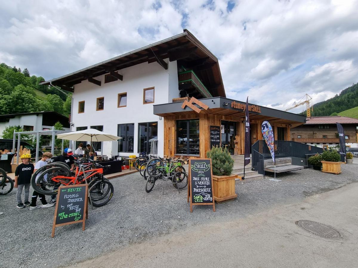 Skill Mountain Lodge - Ski Und Bike Hostel Im Sommer Mit Joker Card Saalbach-Hinterglemm Dış mekan fotoğraf